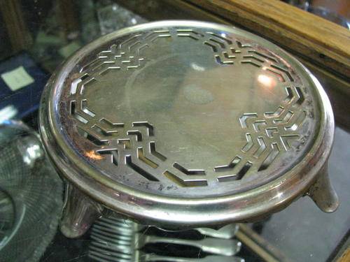 @@ TRIVET FOR HOT DISHES ON LEGS @@