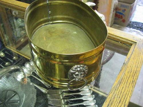 A LOVELY OLD BRASS POT WITH LION HEAD DETAIL
