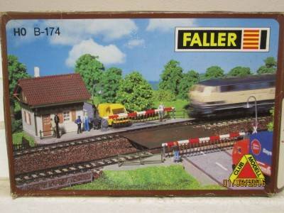HO SCALE : FALLER ROAD CROSSING KIT (INCOMPLETE) - LOT 520J