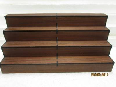 HO SCALE : WOODEN DISPLAY SHELF - LOT 362M