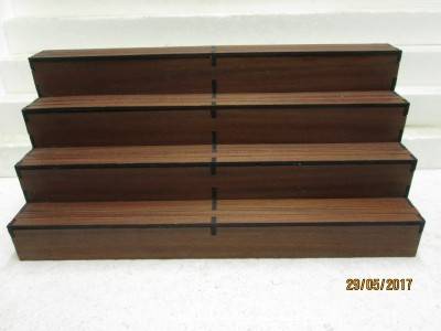 HO SCALE : WOODEN DISPLAY SHELF - LOT 364M