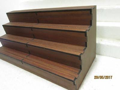 HO SCALE : WOODEN DISPLAY SHELF - LOT 364M