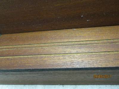 HO SCALE : WOODEN DISPLAY SHELF - LOT 364M