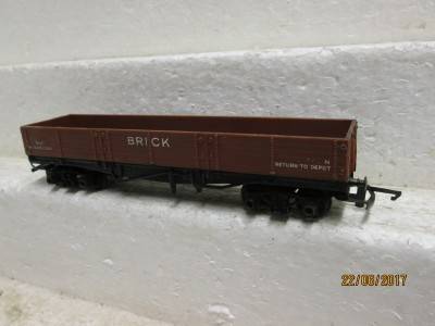 OO SCALE : TRI-ANG 50T OPEN BRICK GOODS - LOT 860M