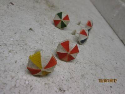HO SCALE : x5 GARDEN UMBRELLAS - LOT 431N