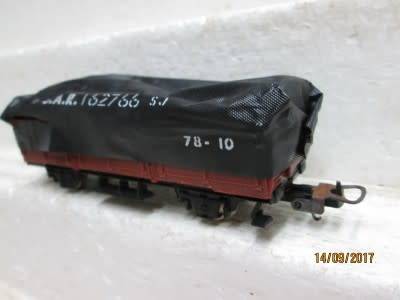 HO SCALE : LIMA SAR ES WAGON WITH TARP - LOT 507P