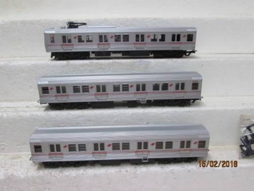 HO SCALE : FRATESCHI SUBURBAN SET (LOCO + 2 WAGONS) - LOT 474R