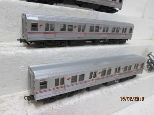 HO SCALE : FRATESCHI SUBURBAN SET (LOCO + 2 WAGONS) - LOT 474R