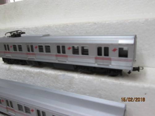 HO SCALE : FRATESCHI SUBURBAN SET (LOCO + 2 WAGONS) - LOT 474R