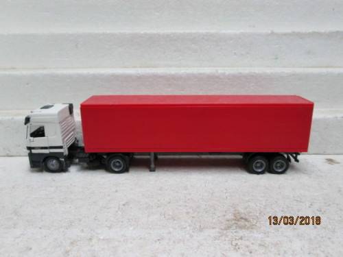 1:43 SCALE NEWRAY DIE-CAST MERCEDES ACTROS HORSE AND TRAILER - LOT 762R