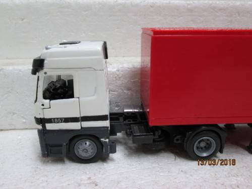 1:43 SCALE NEWRAY DIE-CAST MERCEDES ACTROS HORSE AND TRAILER - LOT 762R