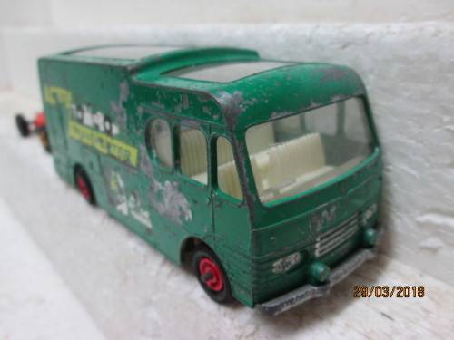 DIE CAST : MATCHBOX KING SIZE: RACING CAR TRANSPORTER WITH RACING CAR - LOT 357S