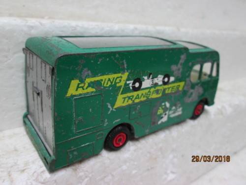 DIE CAST : MATCHBOX KING SIZE: RACING CAR TRANSPORTER WITH RACING CAR - LOT 357S