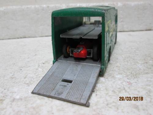 DIE CAST : MATCHBOX KING SIZE: RACING CAR TRANSPORTER WITH RACING CAR - LOT 357S