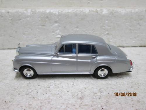 DIE CAST 1:43 SCALE : UNIVERSAL HOBBIES ROLLS ROYCE SILVER CLOUD II - LOT 551S