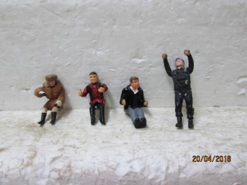 1:43 SCALE : x4 FIGURINES - LOT 621S