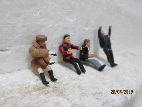 1:43 SCALE : x4 FIGURINES - LOT 621S