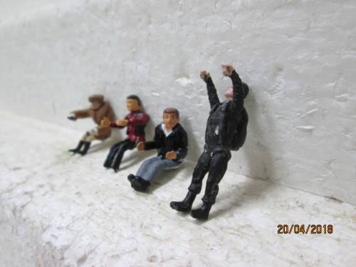 1:43 SCALE : x4 FIGURINES - LOT 621S