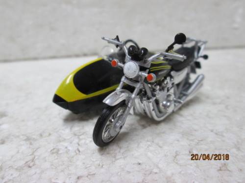 1:43 SCALE :  KAWASAKI Z900 WITH SIDECAR - LOT 624S