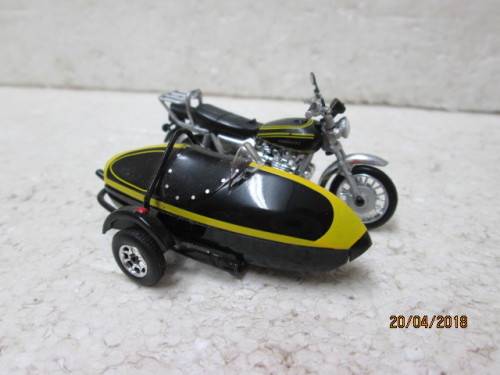 1:43 SCALE :  KAWASAKI Z900 WITH SIDECAR - LOT 624S