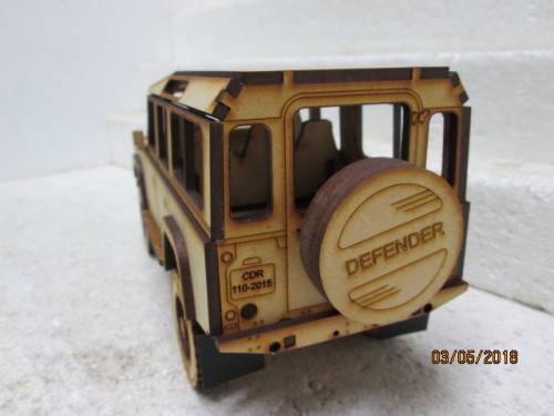 1:18 SCALE LANDROVER DEFENDER 110 LWB STATION WAGON - LOT 801W