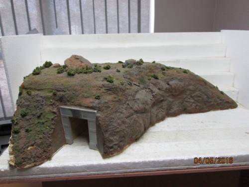 HO SCALE : LARGE MOUNTAIN PIECE WITH TUNNEL ENTRANCE - LOT 810S