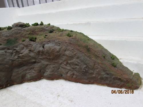 HO SCALE : LARGE MOUNTAIN PIECE WITH TUNNEL ENTRANCE - LOT 810S