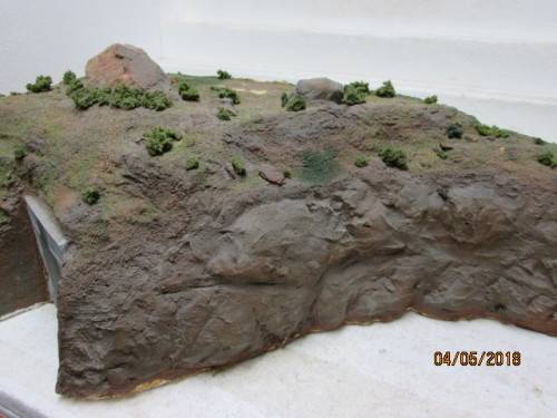 HO SCALE : LARGE MOUNTAIN PIECE WITH TUNNEL ENTRANCE - LOT 810S