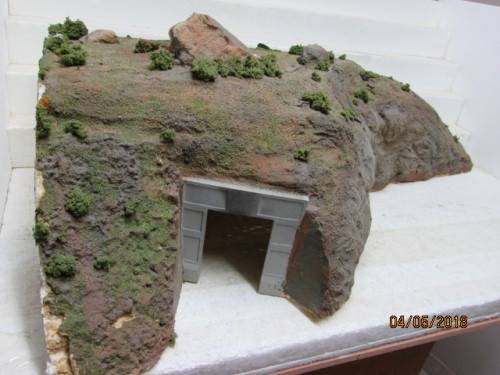 HO SCALE : LARGE MOUNTAIN PIECE WITH TUNNEL ENTRANCE - LOT 810S