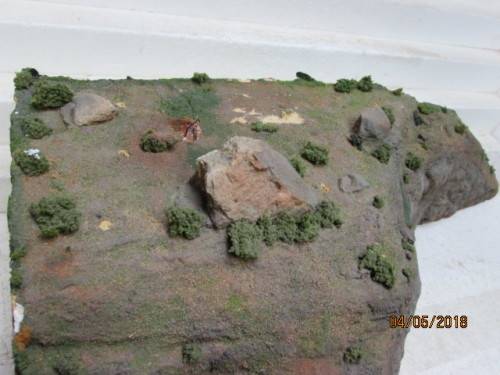 HO SCALE : LARGE MOUNTAIN PIECE WITH TUNNEL ENTRANCE - LOT 810S