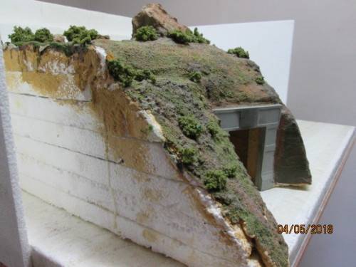 HO SCALE : LARGE MOUNTAIN PIECE WITH TUNNEL ENTRANCE - LOT 810S