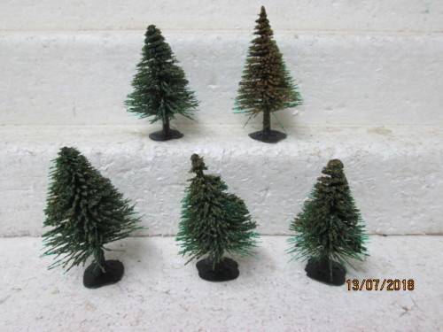 HO SCALE : x5  SMALL PLASTIC PINE TREES - LOT 461T