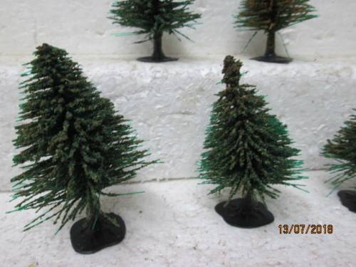 HO SCALE : x5  SMALL PLASTIC PINE TREES - LOT 461T