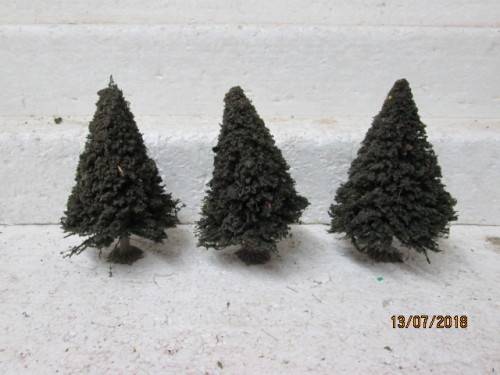 HO SCALE : x3 PINE TREES - LOT 475T