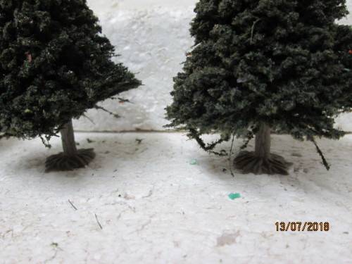 HO SCALE : x3 PINE TREES - LOT 475T