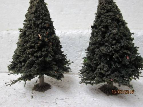 HO SCALE : x3 PINE TREES - LOT 475T