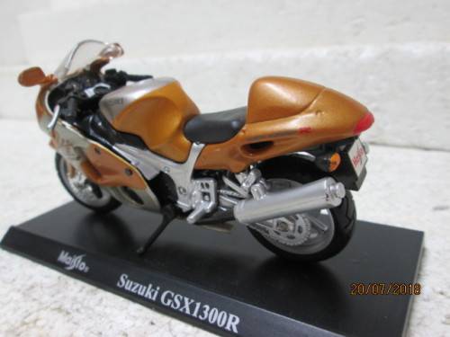 1:18 SCALE MAISTO : SUZUKI GSX 1300R MOTORBIKE - LOT 633T
