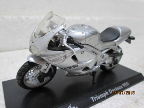 1:18 SCALE MAISTO : TRIUMPH DAYTONA 955i MOTORBIKE - LOT 634T