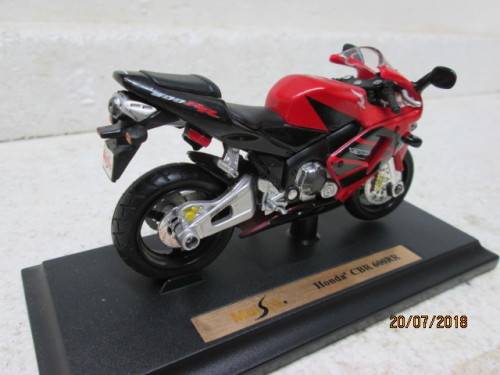 1:18 SCALE MAISTO : HONDA CBR 600RR MOTORBIKE - LOT 639T
