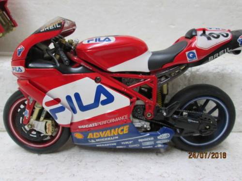 1:12 SCALE NEWRAY : DUCATI FILA No 100 RACING MOTORBIKE WITH EXTRAS - LOT 683T