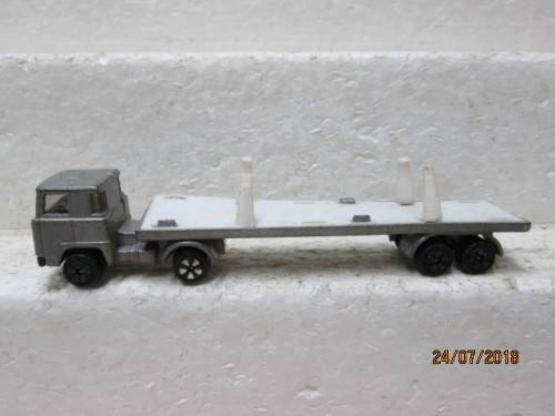 HO SCALE  PLAYART : HORSE AND TRAILER - LOT 696T