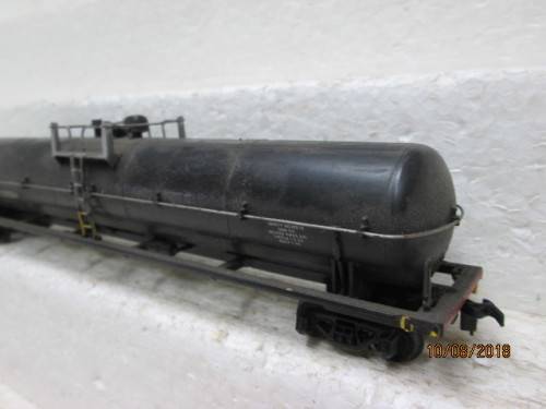 HO SCALE : LIMA LONG BLACK TANKER - LOT 898T