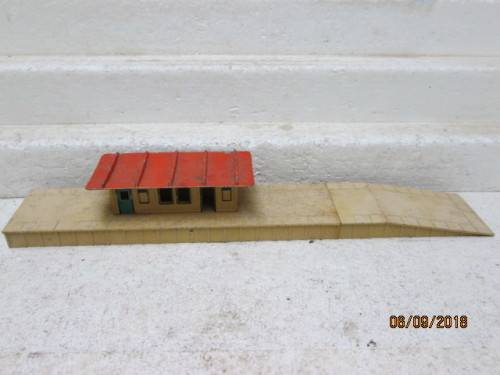 OO SCALE : HORNBY DUBLO SMALL STATION WITH PLATFORM - LOT 111U