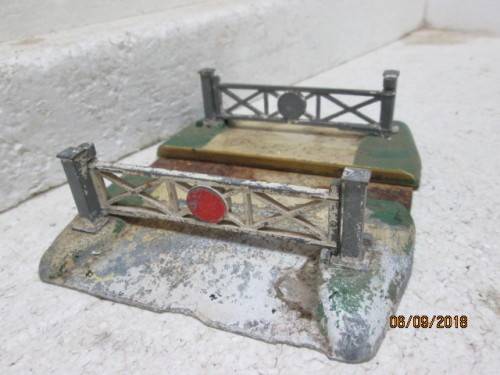 OO SCALE : HORNBY DUBLO RAIL CROSSING - LOT 112U