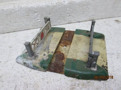OO SCALE : HORNBY DUBLO RAIL CROSSING - LOT 112U