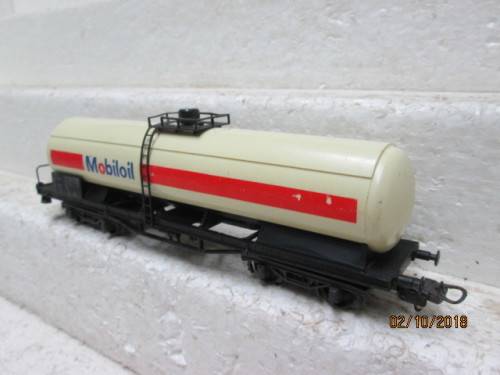 HO SCALE : LIMA LONG TANKER (MOBIL) - LOT 277U
