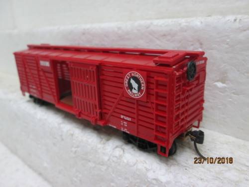 HO SCALE : WALTHERS CATTLE CAR (GREAT NORTHERN) BOXED - LOT 642U