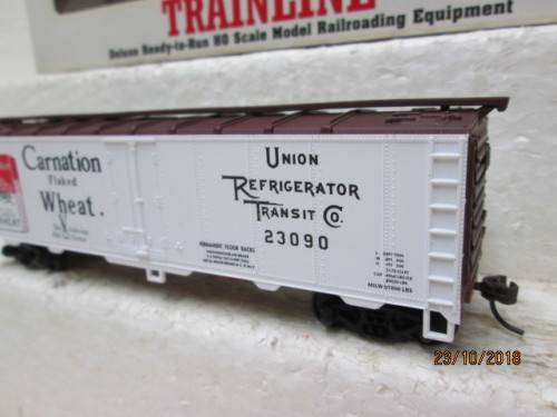 HO SCALE : WALTHERS 40' BOX CAR (CARNATION) BOXED - LOT 656U