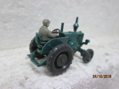 HO SCALE : WIKING TRACTOR - LOT 702U