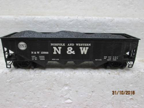 HO SCALE : BACHMANN OPEN HOPPER (N&W) - LOT 781U